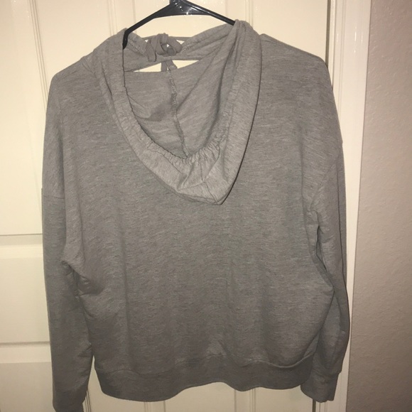 A thin hoodie with middle V shape - Picture 2 of 4